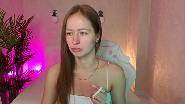 Snapshot of bella_li__ chatting on 12/21/25, 01:24 bella li online show from 12/21/25, 01:24