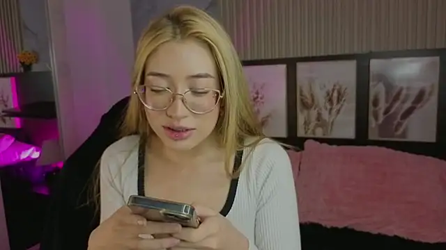 Snapshot of tokyoluu chatting on 09/17/25, 09:49 tokyoluu online show from 09/17/25, 09:49