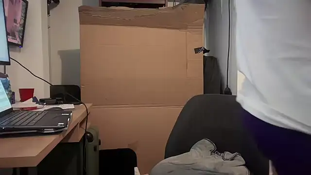 jasoncali305 online show from 10/28/25, 01:58