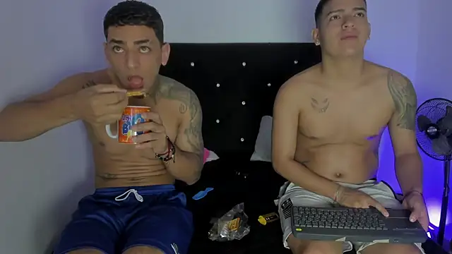 Snapshot of maykel_and_mike chatting on 11/12/25, 09:32 maykel and mike online show from 11/12/25, 09:32