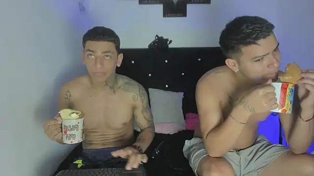 Snapshot of maykel_and_mike chatting on 11/17/25, 11:38 maykel and mike online show from 11/17/25, 11:38