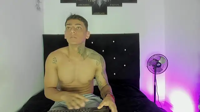 Snapshot of maykel_and_mike chatting on 11/29/25, 11:02 maykel and mike online show from 11/29/25, 11:02