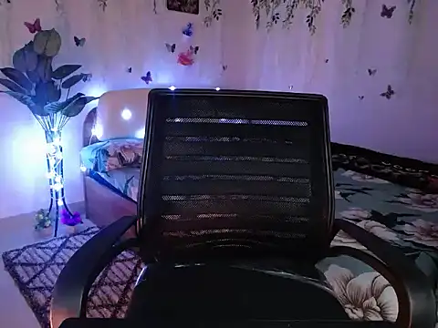 Snapshot of Naughtyy_stripgirl chatting on 02/25/26, 06:06 Naughtyy stripgirl online show from 02/25/26, 06:06