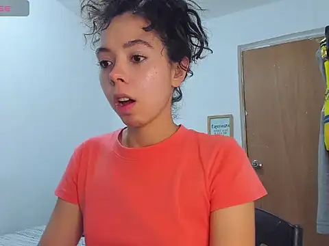 Snapshot of Annie_rosse1017 chatting on 10/18/25, 01:52 Annie rosse1017 online show from 10/18/25, 01:52