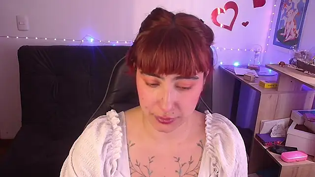 Snapshot of Miacatsito3 chatting on 05/05/26, 05:21 Miacatsito3 online show from 05/05/26, 05:21