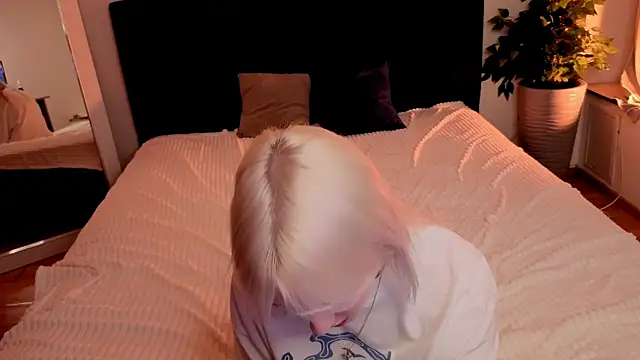 Snapshot of evlica chatting on 05/16/26, 07:34 evlica online show from 05/16/26, 07:34