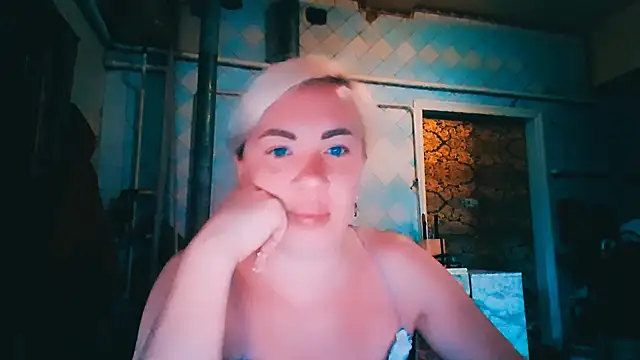EmmaCat  online show from 06/12/26, 04:44