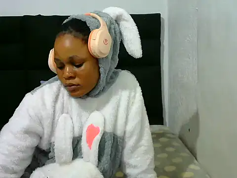 Snapshot of BlondieBitch chatting on 05/07/26, 05:24 BlondieBitch online show from 05/07/26, 05:24