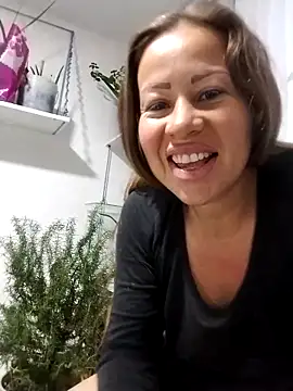 LaraCaliente online show from 10/11/25, 10:36