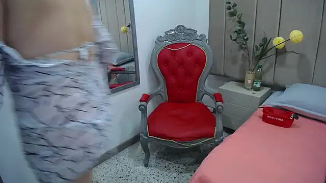 Snapshot of paultte chatting on 10/28/25, 02:42 paultte online show from 10/28/25, 02:42