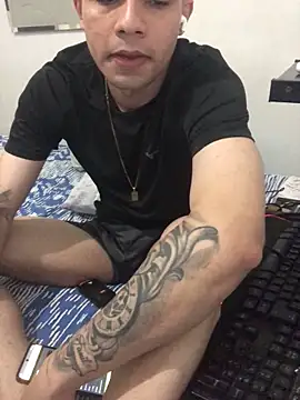 Snapshot of becmz chatting on 09/16/25, 04:57 becmz online show from 09/16/25, 04:57