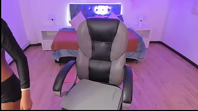 Sofia collen  online show from 12/04/25, 08:50