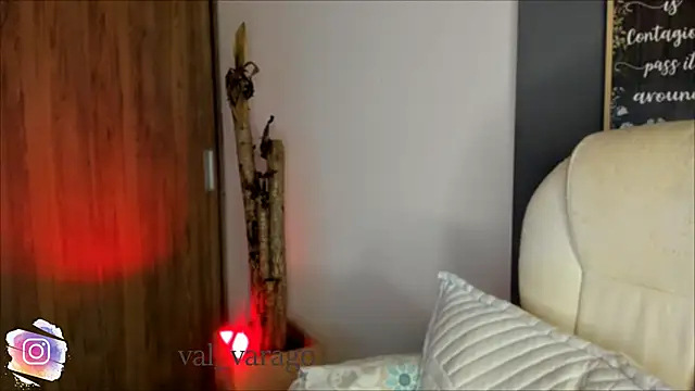 Snapshot of val_varago chatting on 04/08/26, 04:23 val varago online show from 04/08/26, 04:23