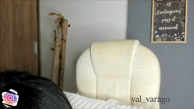 Snapshot of val_varago chatting on 06/10/26, 12:22 val varago online show from 06/10/26, 12:22