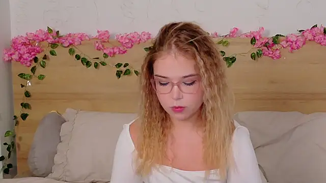 Lilith Bonheur online show from 10/31/25, 08:32