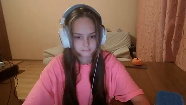 Snapshot of SharybbFace chatting on 09/20/25, 04:19 SharybbFace online show from 09/20/25, 04:19