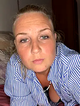 Snapshot of The_Real_Blondie chatting on 09/14/25, 12:37 The Real Blondie online show from 09/14/25, 12:37