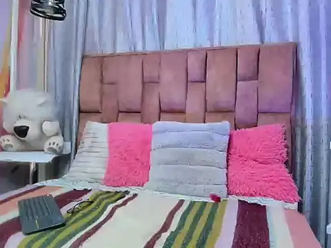 Snapshot of alix_noa chatting on 11/14/25, 07:45 alix noa online show from 11/14/25, 07:45