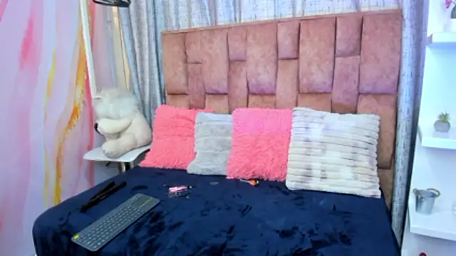 Snapshot of alix_noa chatting on 11/27/25, 07:27 alix noa online show from 11/27/25, 07:27