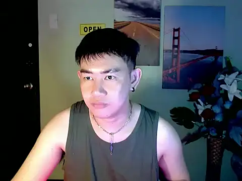 Snapshot of NaughtyGlow97 chatting on 10/05/25, 04:33 NaughtyGlow97 online show from 10/05/25, 04:33