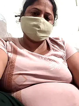 Snapshot of Mmm143 chatting on 05/19/26, 06:31 Mmm143 online show from 05/19/26, 06:31