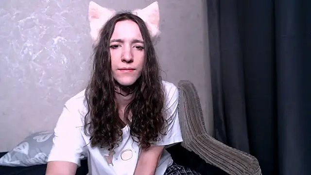 Snapshot of SilverMuse_ chatting on 09/27/25, 03:22 SilverMuse online show from 09/27/25, 03:22