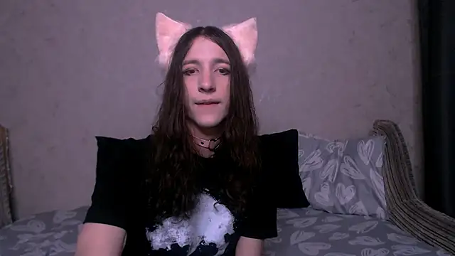 Snapshot of SilverMuse_ chatting on 10/04/25, 02:20 SilverMuse online show from 10/04/25, 02:20