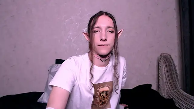 Snapshot of SilverMuse_ chatting on 10/23/25, 02:55 SilverMuse online show from 10/23/25, 02:55