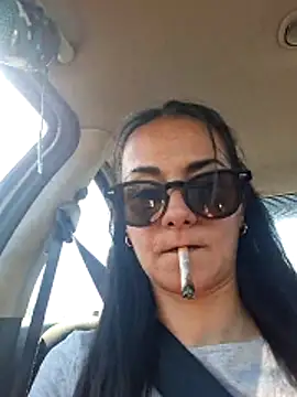 Snapshot of Lauraxxsteen chatting on 05/23/26, 03:05 Lauraxxsteen online show from 05/23/26, 03:05