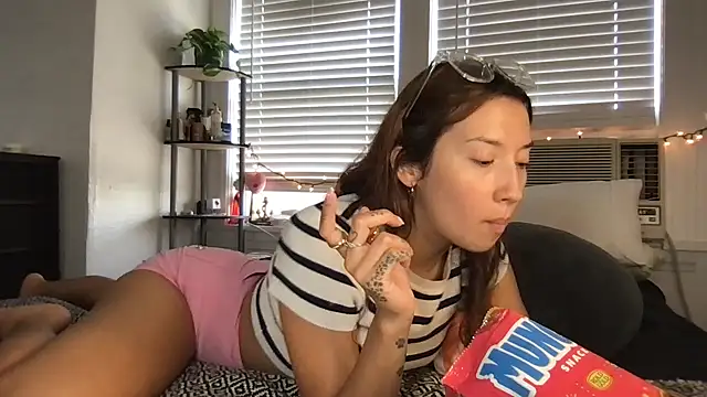 yoursweetestlilly online show from 09/21/25, 11:39