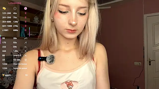 FridaAaberg online show from 10/13/25, 07:41