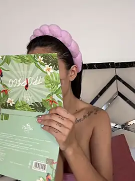 Snapshot of MiaKane99 chatting on 11/01/25, 09:06 MiaKane99 online show from 11/01/25, 09:06