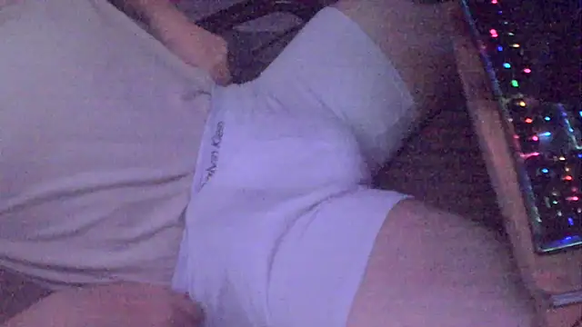 Snapshot of xderox318 chatting on 11/19/25, 10:32 xderox318 online show from 11/19/25, 10:32