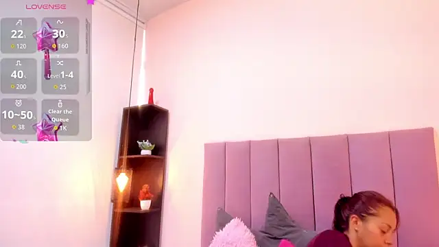 HoollyHendrix online show from 11/26/25, 08:32