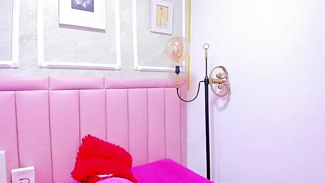 HoollyHendrix online show from 12/15/25, 08:46