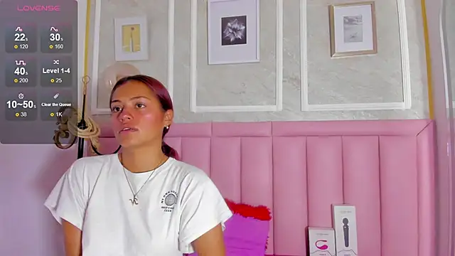 HoollyHendrix online show from 02/06/26, 08:56