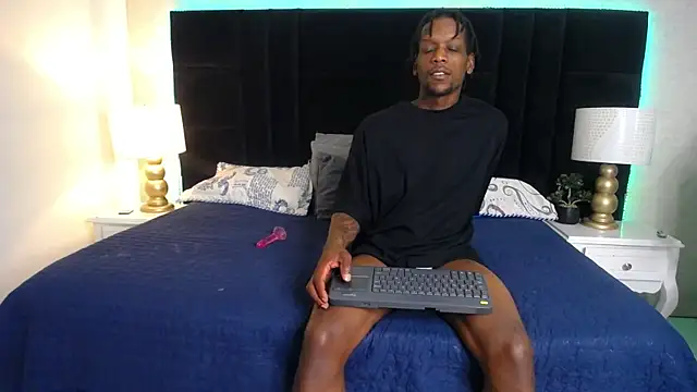 Snapshot of SkylerBigxxx chatting on 06/05/26, 04:08 SkylerBigxxx online show from 06/05/26, 04:08