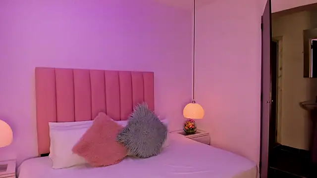 Amy Ferreira online show from 10/08/25, 03:26