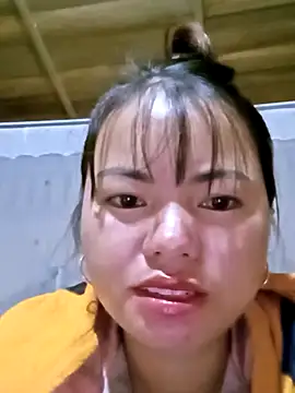 emly-xinh18 online show from 10/23/25, 12:37