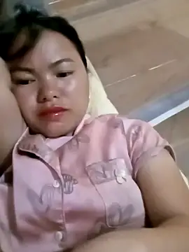 emly-xinh18 online show from 10/31/25, 02:01