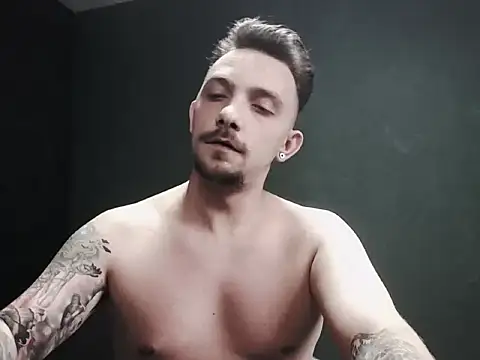 Snapshot of guesswhatbitch chatting on 10/08/25, 08:23 guesswhatbitch online show from 10/08/25, 08:23