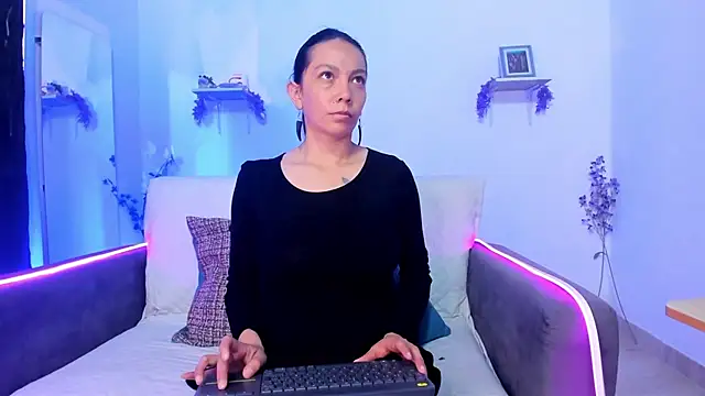 Snapshot of karlaaa__ chatting on 12/15/25, 03:05 karlaaa online show from 12/15/25, 03:05