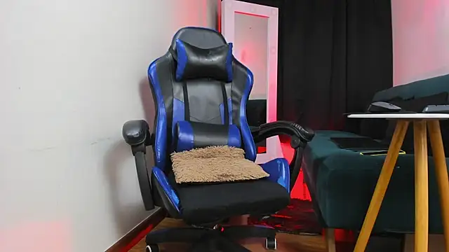 Snapshot of Charliejones_ chatting on 11/18/25, 01:22 Charliejones online show from 11/18/25, 01:22