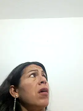 Snapshot of camilavargas_ chatting on 12/17/25, 08:26 camilavargas online show from 12/17/25, 08:26