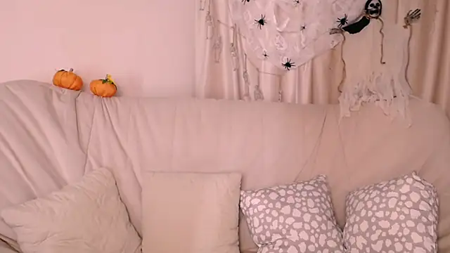 Snapshot of MollyKissy chatting on 10/18/25, 09:21 MollyKissy online show from 10/18/25, 09:21