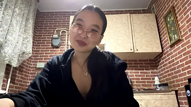 Snapshot of EmmaLeexth chatting on 10/01/25, 01:50 EmmaLeexth online show from 10/01/25, 01:50