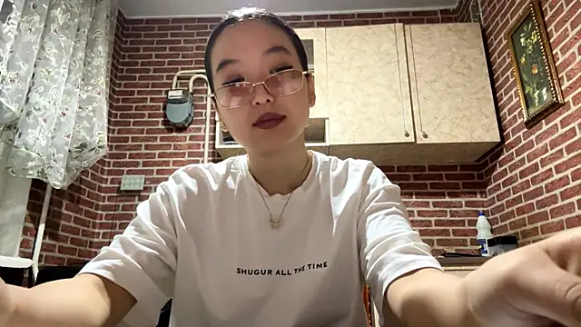 Snapshot of EmmaLeexth chatting on 10/02/25, 02:13 EmmaLeexth online show from 10/02/25, 02:13