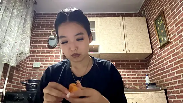 Snapshot of EmmaLeexth chatting on 11/04/25, 12:59 EmmaLeexth online show from 11/04/25, 12:59