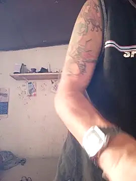 Snapshot of Lionardovssf35 chatting on 12/04/25, 03:43 Lionardovssf35 online show from 12/04/25, 03:43