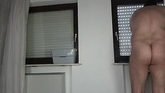 Snapshot of hiddenman87 chatting on 09/17/25, 09:16 hiddenman87 online show from 09/17/25, 09:16